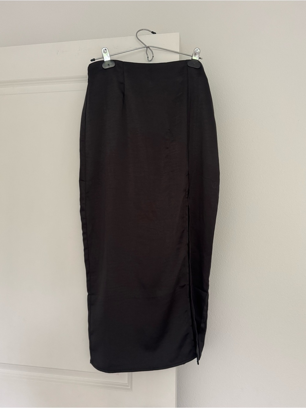 NEW LULUS women’s black shiny satin side slit midi pencil skirt size MEDIUM